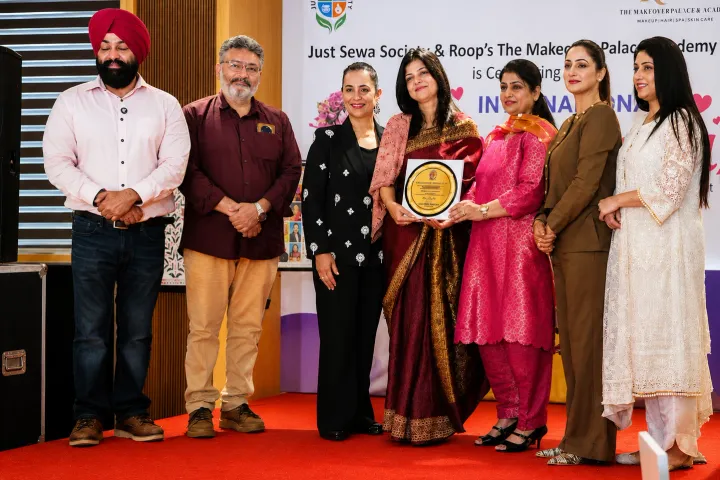 Priya Prinja receiving the Pride of Amritsar award from Just Sewa Society